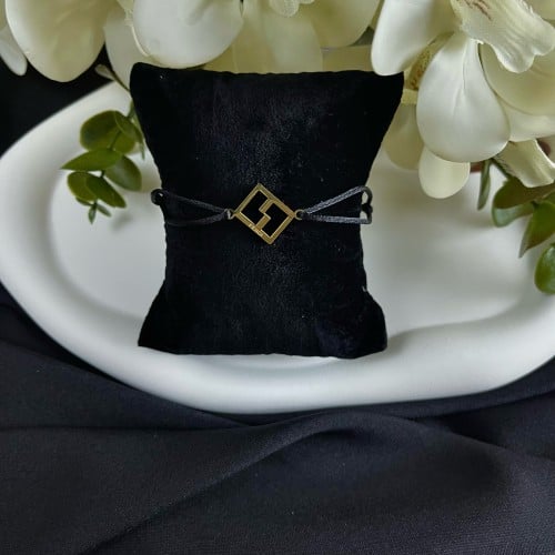 إسوارة Fendi ( خيط أسود)
