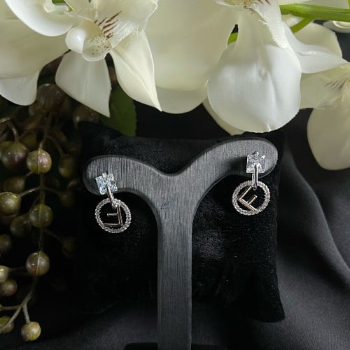 حلق فضي تصميم (Fendi)