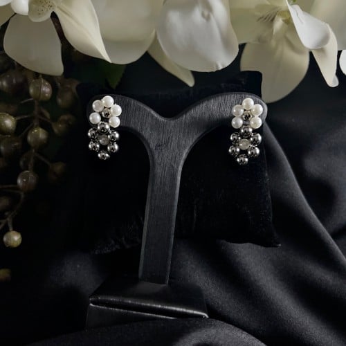 حلق فضي مزين باللؤلؤ