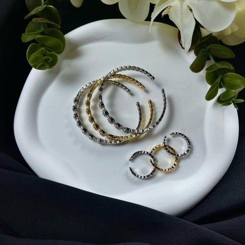 طقم أساور وخواتم مزينه بالزركون