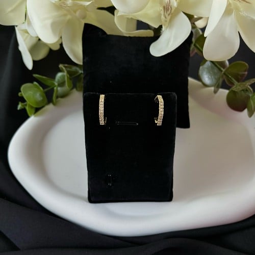 حلق ذهبي دائري مزين بالزركون