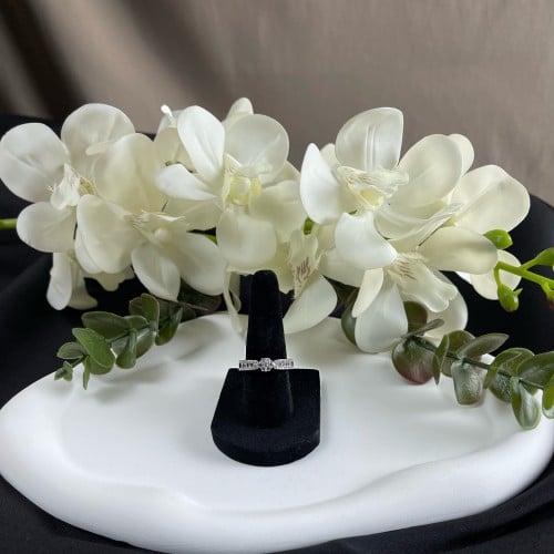 خاتم فضي مزين بالزركون