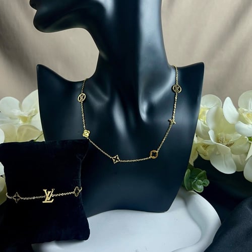 طقم سلسال وإسواره تصميم ( LV )