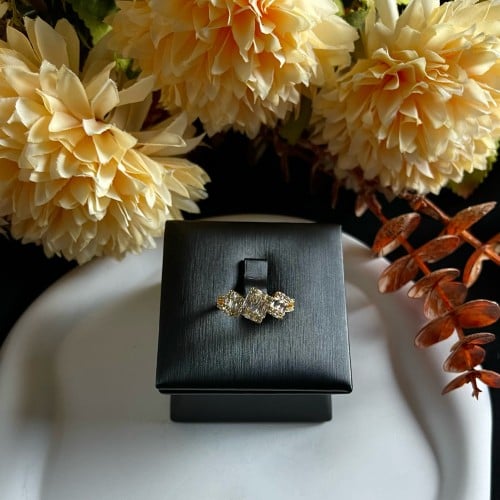 خاتم ذهبي شكل معين مرصع بالزركون