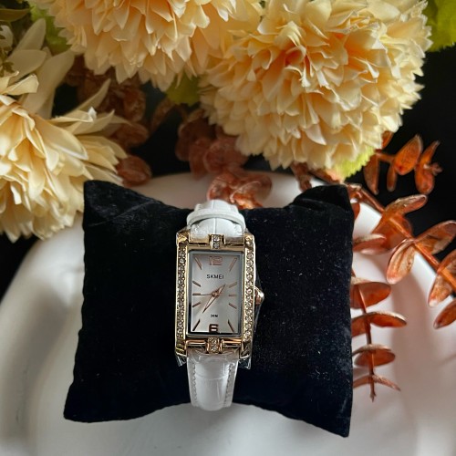 ساعة سكيمي جلد بحواف مرصعه بالزركون