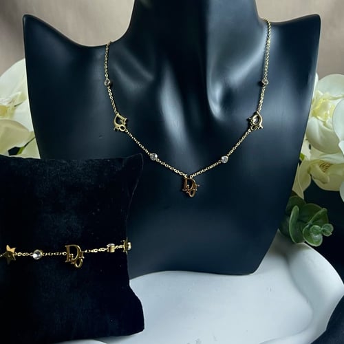 طقم سلسال وإسواره ذهبي تصميم ( Dior )