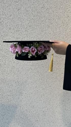 قبعة تخرج مزينه بالورد
