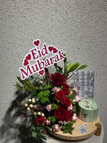 قاعدة دائرية مع شوكليت وثيم العيد وزهور طبيعية