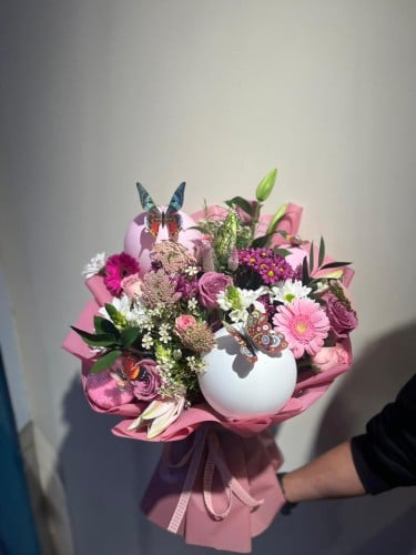 بوكية ورد فاخر مع بالون وفراشات