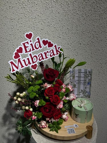 قاعدة دائرية مع شوكليت وثيم العيد وزهور طبيعية