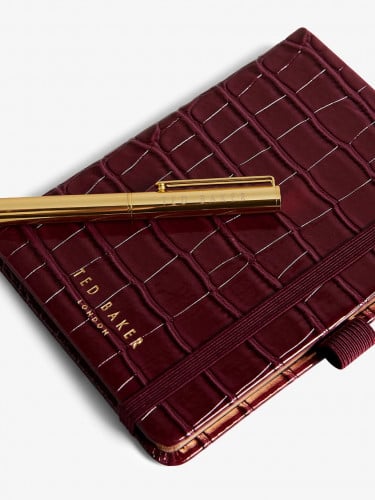 دفتر تيد بيكر مع القلم