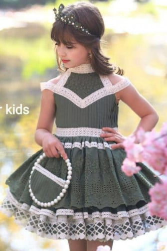 فستان بناتي أخضر مع اكسسوار الشعر و الحقيبة