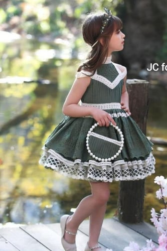 فستان بناتي أخضر مع اكسسوار الشعر و الحقيبة