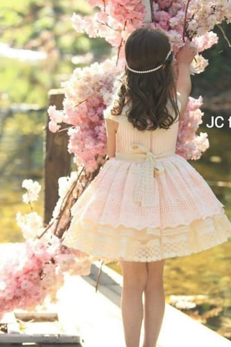 فستان بناتي وردي مع اكسسوار الشعر والحقيبة