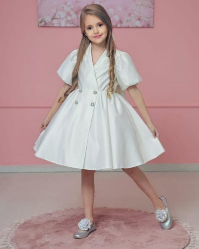 فستان بناتي أبيض مع فيونكة الشعر