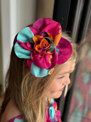 فستان بناتي فوشي مع الحقيبه واكسسوار الشعر