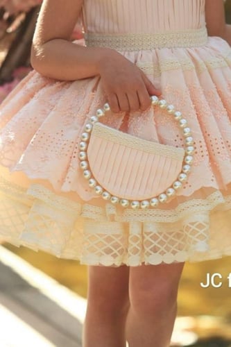 فستان بناتي وردي مع اكسسوار الشعر والحقيبة