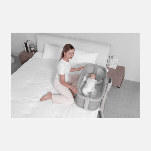 سرير مواليد دريم ستارلايت هزاز بجانب السرير مع نام...