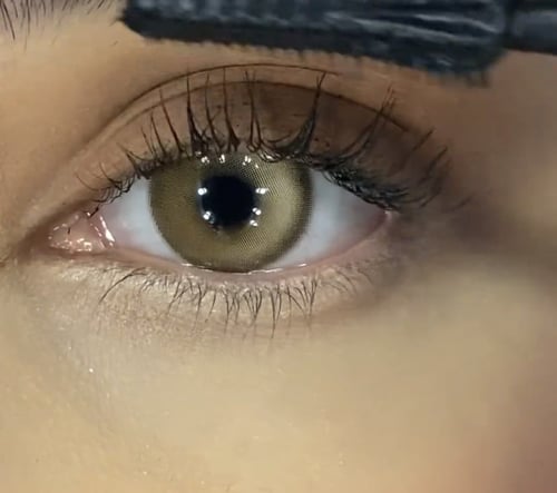 عدسات كريمي بني نظر