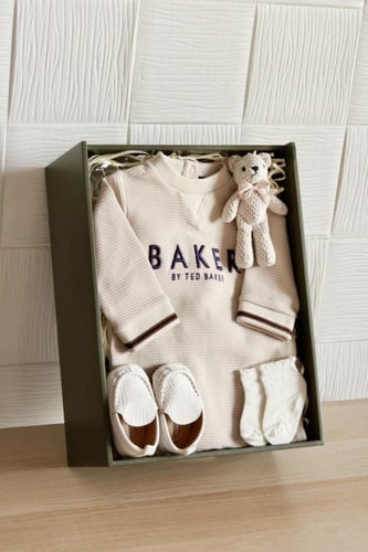 بوكس ( تيد بيكر )