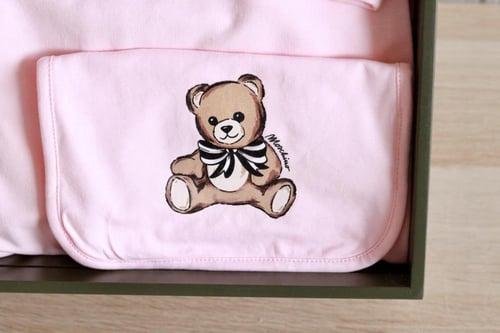 بوكس بناتي ربيعي ( Moschino )