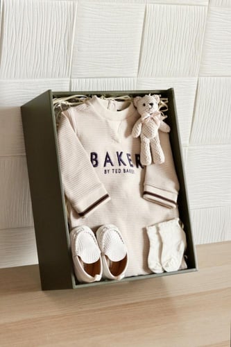 بوكس ( تيد بيكر )