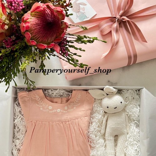 فستان مطرز و سروال داخلي مقاس ٠ل٣ و دميه صناعه يدو...