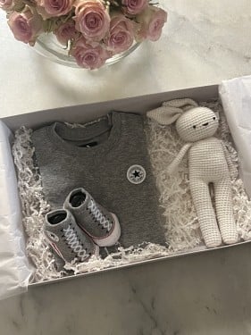 افرول وجوارب ماركة كونفرس مقاس ٦شهور ودميه صناعه ي...