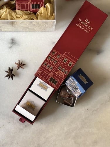 هديه شتويه مميزه مكونه من كوب وأظرف موكا وجوارب صو...