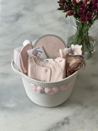 هدية مولوده مكونه من لبس مولوده وعحينه تذكاريه لطب...