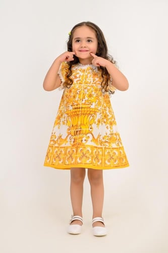 فستان الأناقة الملكية باللون الذهبي