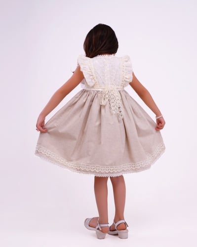 فستان كلاسيك بيج وصدرية دانتيل