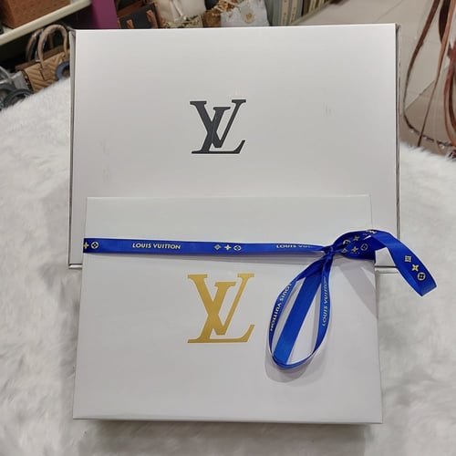 شنطه نسائي راقي تصميم لويس فيتون مع الملحقات