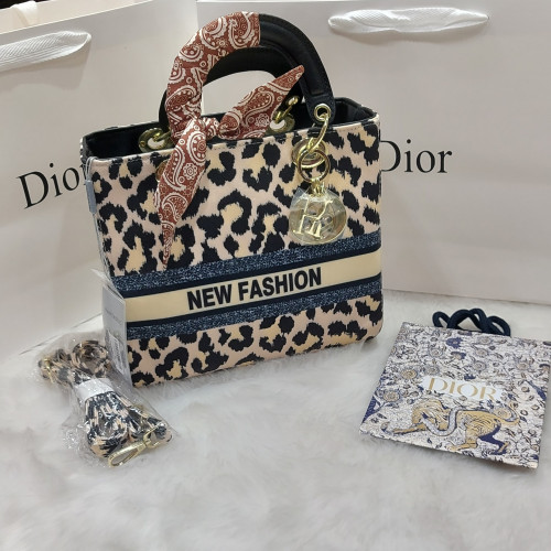 شنطه نسائي راقي ديور مقاس وسط مع الملحقات