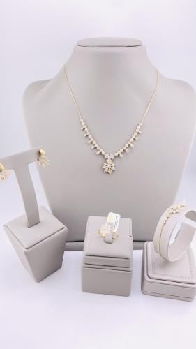 طقم ذهب عيار 18