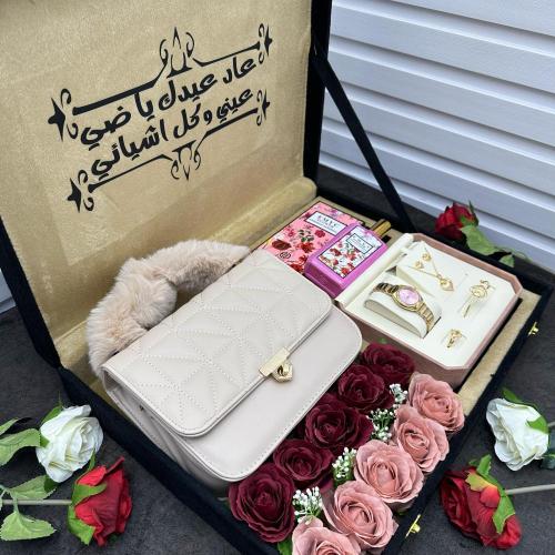 بوكس هدايا نسائي متميز – شنطة وعطر وساعة ومجوهرات...