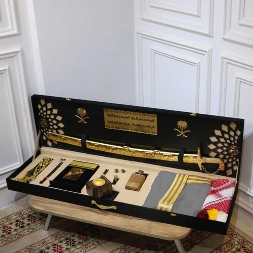 بوكس رجالي ملكي فاخر مع بشت وسيف عربي ونقش اسم مخص...