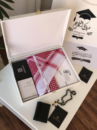 بوكس تخرج رجالي ماركة جفنشي: قماش كوري، شماغ، محفظ...