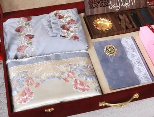 بوكس فاخر ومخصص لرمضان يحتوي على شرشف صلاة، سجادة،...