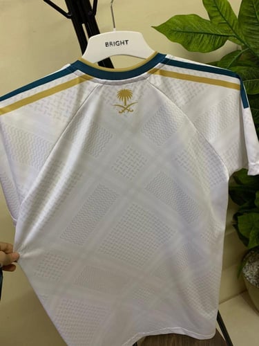 تيشيرت المنتخب السعودي 2026 بتصميم أبيض أنيق