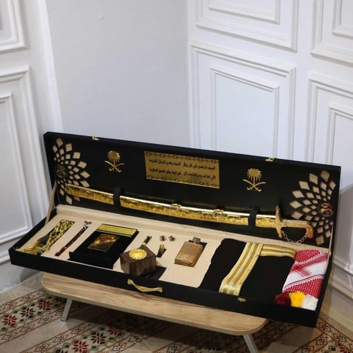 بوكس رجالي ملكي فاخر مع بشت وسيف عربي ونقش اسم مخص...