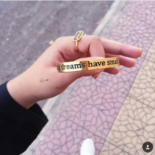 أسواره بالاسم أو العباره حسب الطلب