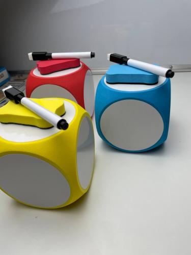 نرد اكتب وامسح ( ثلاث حبات بثلاثة ألوان مختلفة )