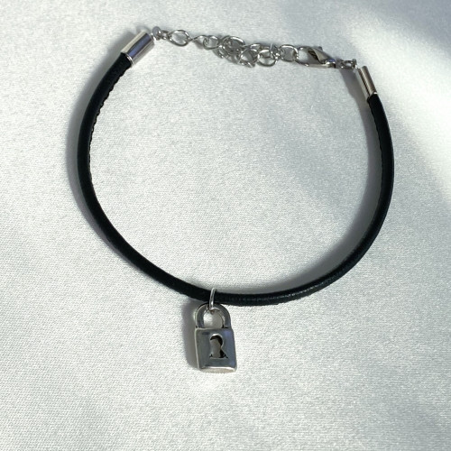 اسوارة جلد أسود مع قفل | Leather bracelet wtih loc...