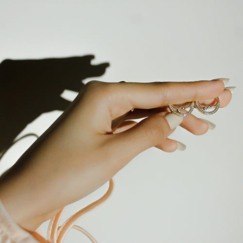 أقراط دائرية مع الهلال مرصع بالزركون مطلي عيار 18...