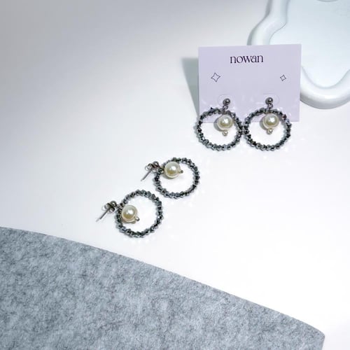 أقراط الكرستال مع اللولو | Gray crystals with pear...