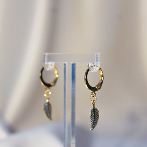 أقراط دائرية مع تشارم الريشة | Feather earrings