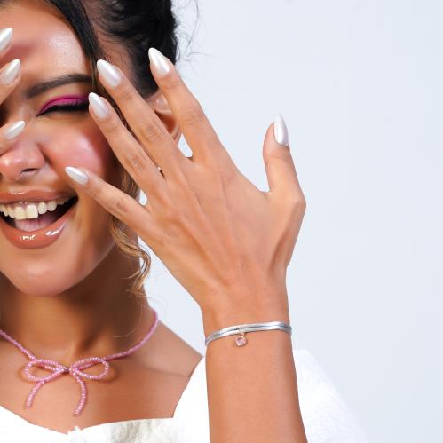 اسوارة خيط ساتان باللون الفضي الرصاصي مع كرستالات...