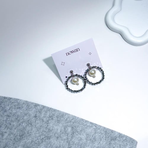 أقراط الكرستال مع اللولو | Gray crystals with pear...