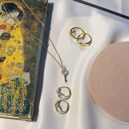 أقراط دائرية مع الهلال مرصع بالزركون مطلي عيار 18...